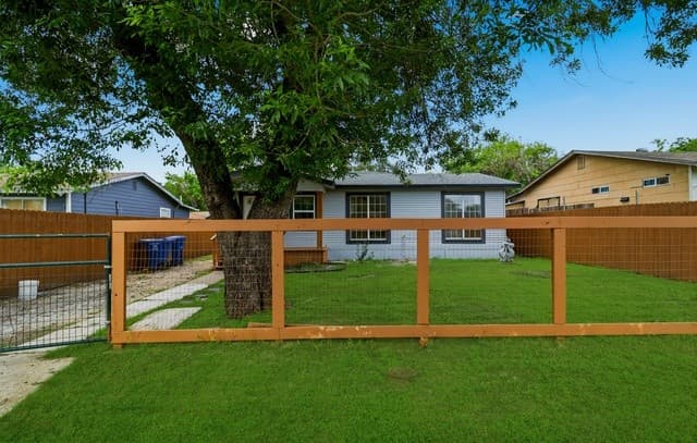 4-bedroom rental at 534 Aaron Place in San Antonio, TX — photo 4