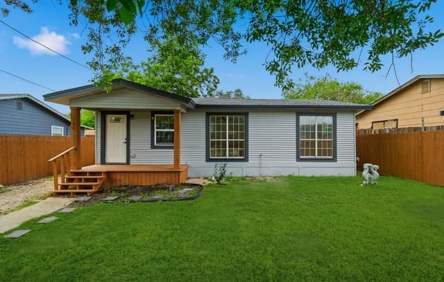 4-bedroom rental at 534 Aaron Place in San Antonio, TX — photo 5