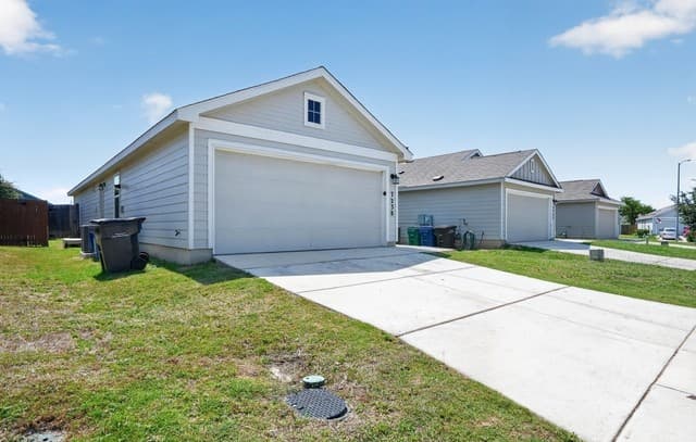 3-bedroom rental at 7238 Lincoln Trce in San Antonio, TX — photo 3