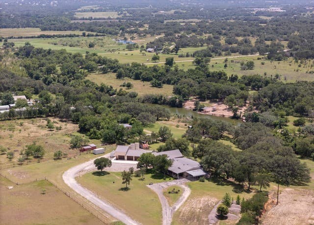 4-bedroom rental at 3095 Ranch Road 165 in Blanco, TX — photo 2