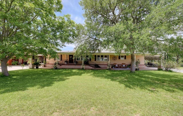 4-bedroom rental at 3095 Ranch Road 165 in Blanco, TX — photo 3