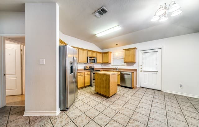 3-bedroom rental at 742 Sycamore Moon in San Antonio, TX — photo 4