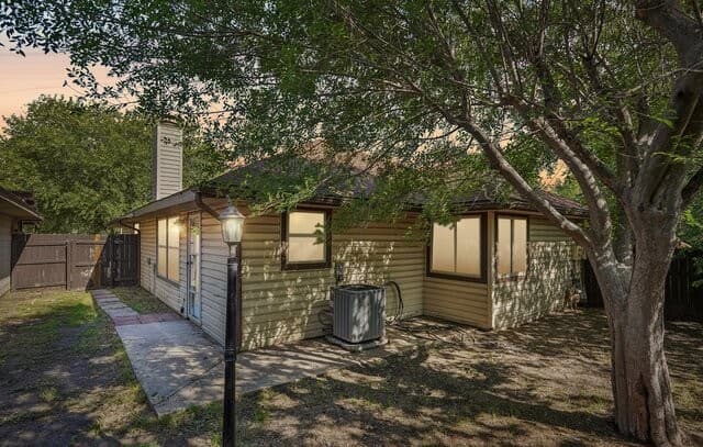 3-bedroom rental at 3806 Candlecrown Ct in San Antonio, TX — photo 2