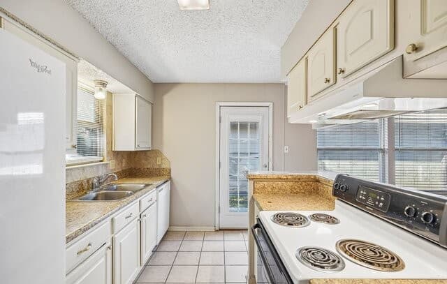 3-bedroom rental at 3806 Candlecrown Ct in San Antonio, TX — photo 3