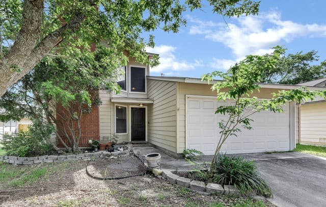 3-bedroom rental at 17007 Vista Blf in San Antonio, TX — photo 2