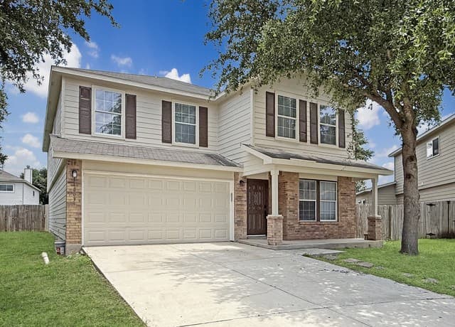 5-bedroom rental at 11803 Amber Tree in San Antonio, TX — photo 2