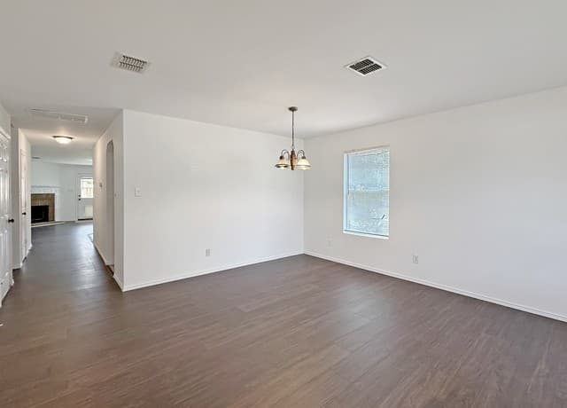 5-bedroom rental at 11803 Amber Tree in San Antonio, TX — photo 3