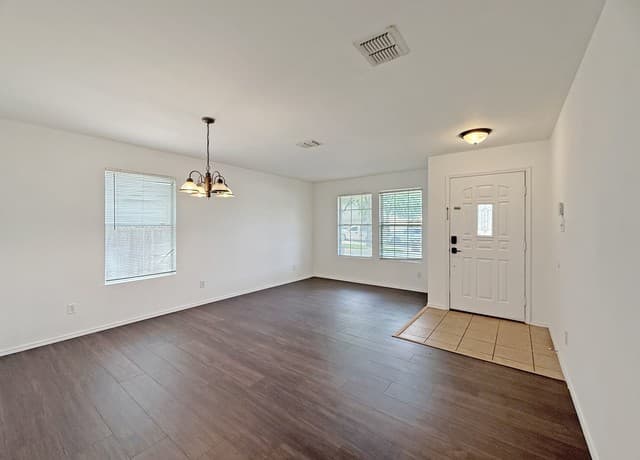 5-bedroom rental at 11803 Amber Tree in San Antonio, TX — photo 4