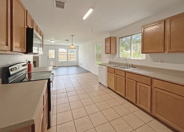 5-bedroom rental at 11803 Amber Tree in San Antonio, TX — photo 5