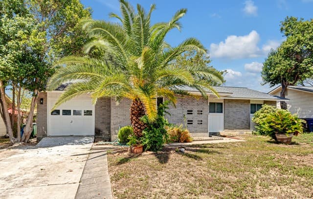 3-bedroom rental at 4303 Sunshadow in San Antonio, TX — photo 2