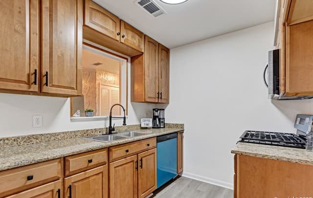 3-bedroom rental at 4303 Sunshadow in San Antonio, TX — photo 4