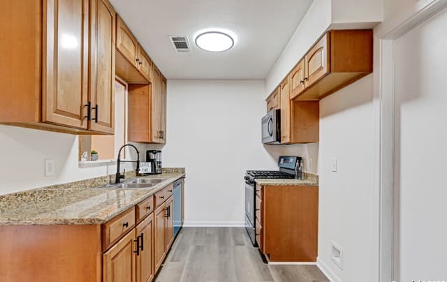 3-bedroom rental at 4303 Sunshadow in San Antonio, TX — photo 5