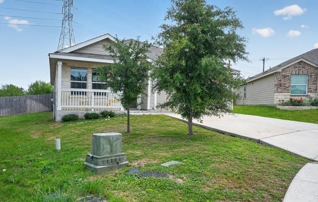 3-bedroom rental at 3538 Booker Trl in San Antonio, TX — photo 3