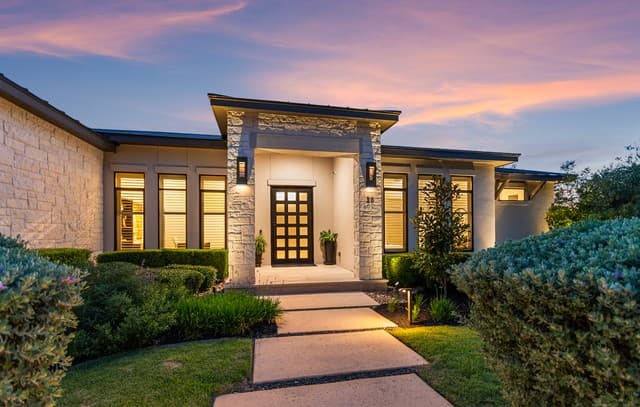 4-bedroom rental at 30 Royal Hts in San Antonio, TX — photo 2