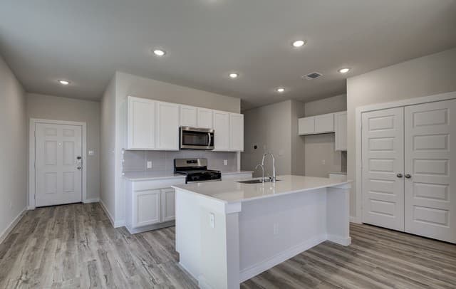 4-bedroom rental at 5535 Franklin Hills in Von Ormy, TX — photo 4