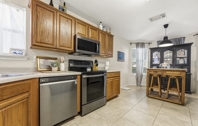 4-bedroom rental at 6606 Prescott Dam in San Antonio, TX — photo 5