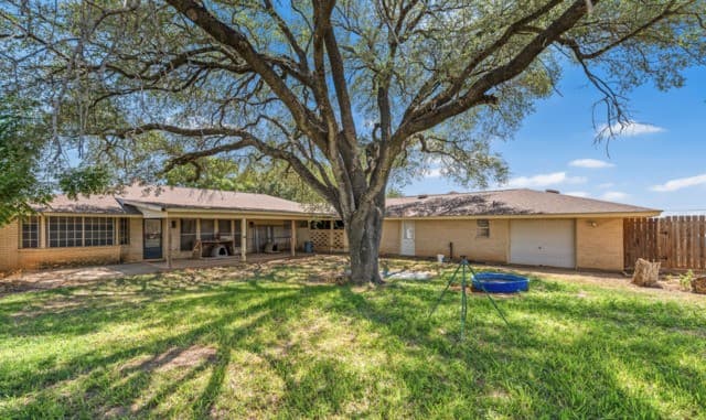 5-bedroom rental at 198 Encino Drive in Pearsall, TX — photo 2