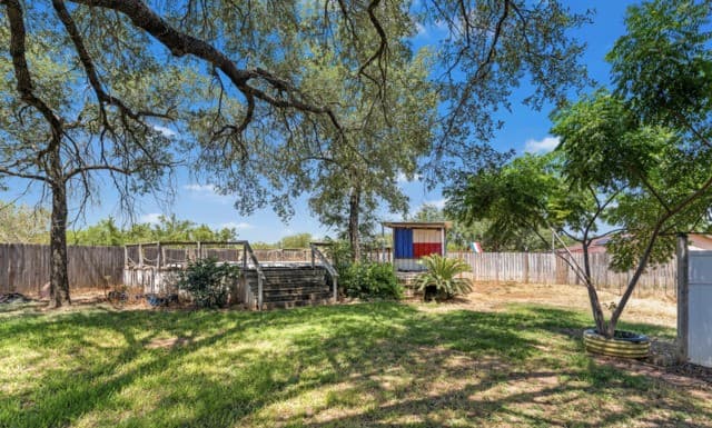 5-bedroom rental at 198 Encino Drive in Pearsall, TX — photo 3