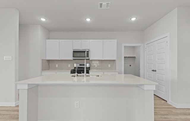 4-bedroom rental at 5531 Franklin Hills in Von Ormy, TX — photo 4