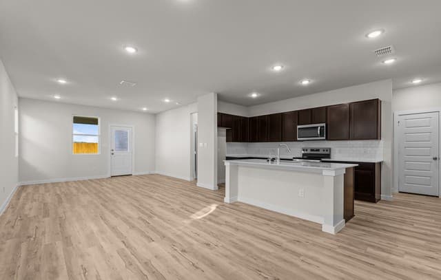4-bedroom rental at 5530 Franklin Hills in Von Ormy, TX — photo 2