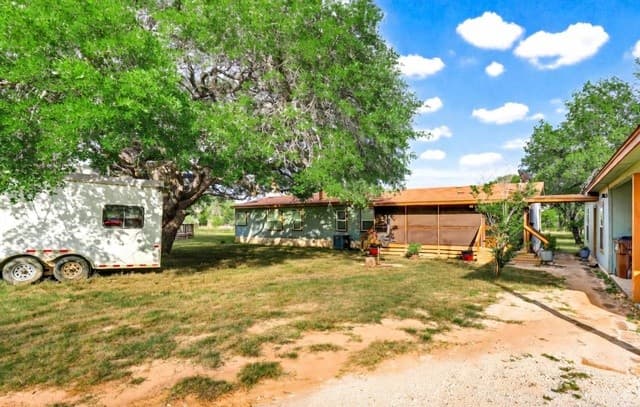 3-bedroom rental at 227 Misty Bnd in Floresville, TX — photo 3