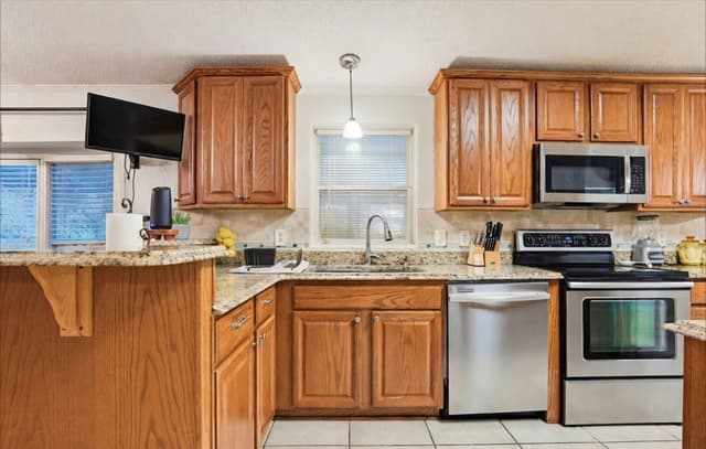 3-bedroom rental at 227 Misty Bnd in Floresville, TX — photo 4