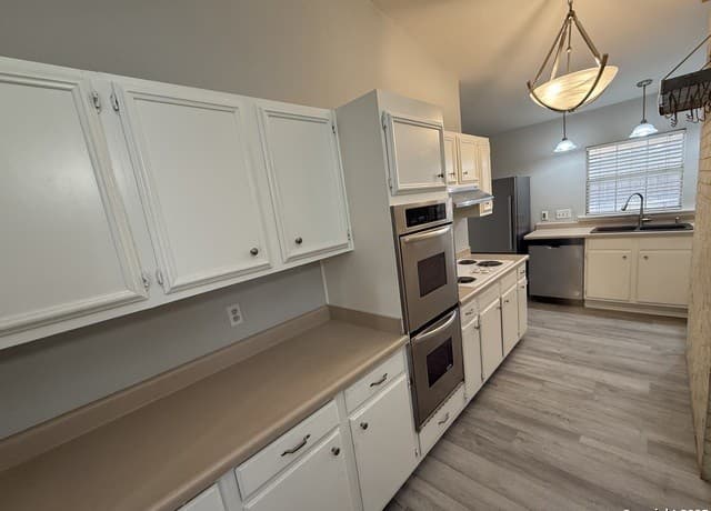4-bedroom rental at 12410 La Lira St in San Antonio, TX — photo 3