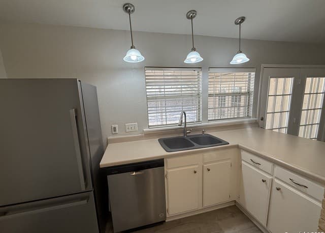 4-bedroom rental at 12410 La Lira St in San Antonio, TX — photo 4