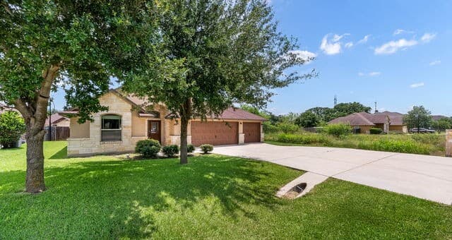 4-bedroom rental at 15606 Fox Ln in Selma, TX — photo 2