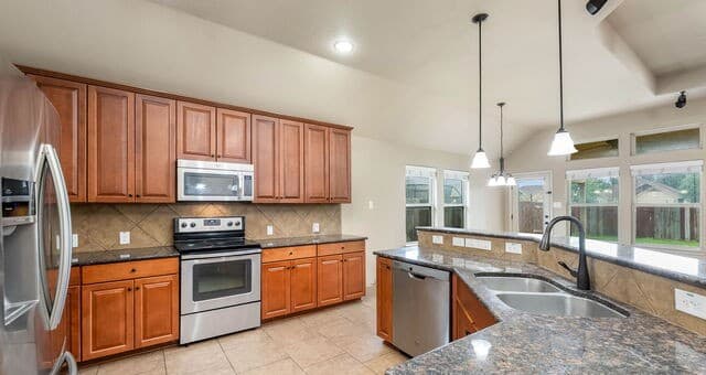 4-bedroom rental at 15606 Fox Ln in Selma, TX — photo 5