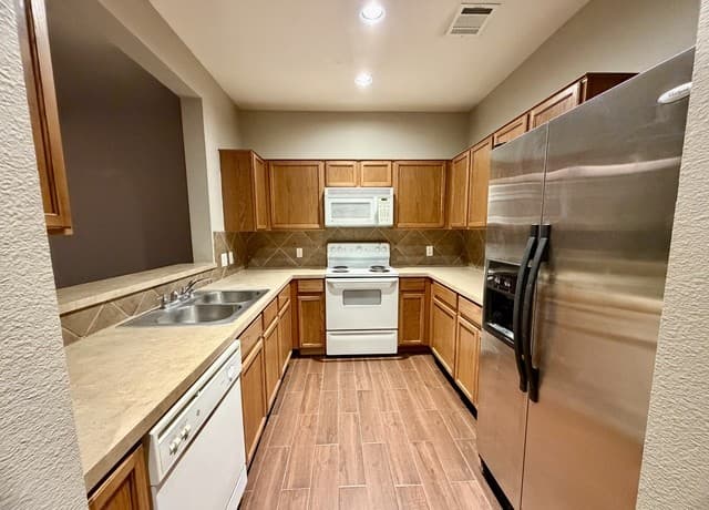 2-bedroom rental at 13416 Bristow Dawn in San Antonio, TX — photo 5