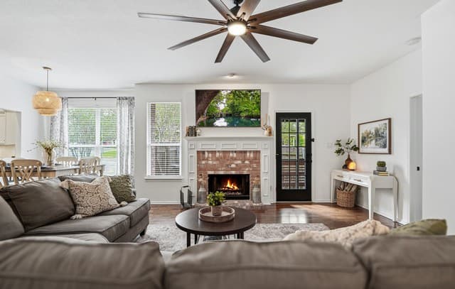 4-bedroom rental at 15403 Spring Dew in San Antonio, TX — photo 3