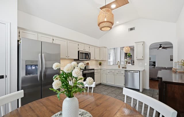 4-bedroom rental at 15403 Spring Dew in San Antonio, TX — photo 4