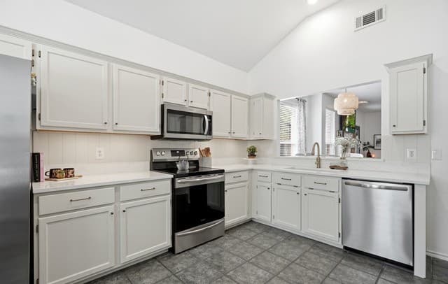 4-bedroom rental at 15403 Spring Dew in San Antonio, TX — photo 5