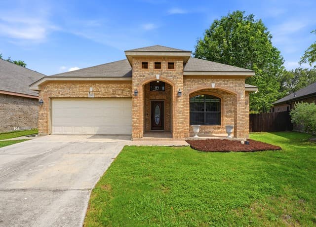 4-bedroom rental at 5542 Cross Pond in San Antonio, TX — photo 1