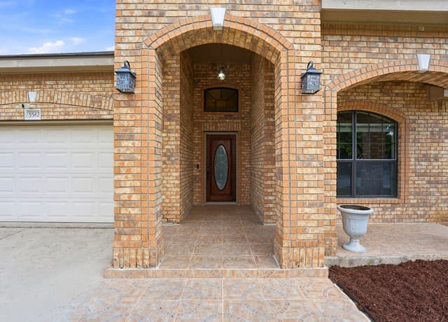 4-bedroom rental at 5542 Cross Pond in San Antonio, TX — photo 2