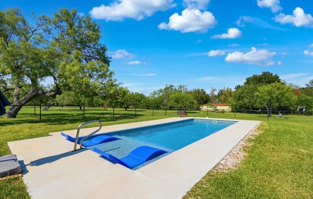 3-bedroom rental at 6211 Lockhill Rd in San Antonio, TX — photo 4