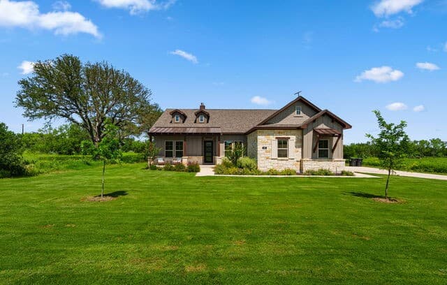 3-bedroom rental at 601 Legend Park Dr in Castroville, TX — photo 2