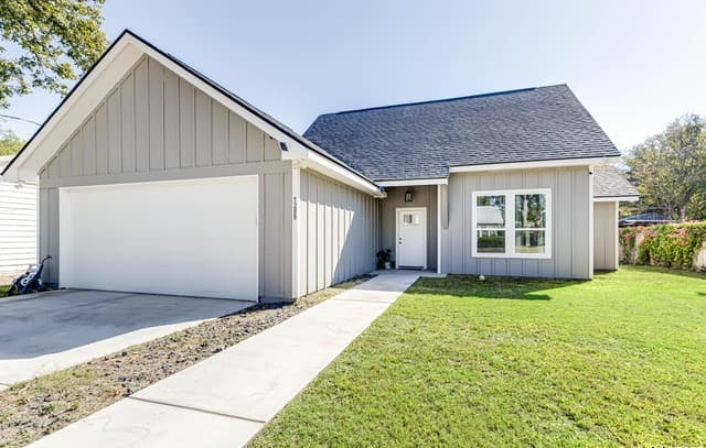 3-bedroom rental at 1209 Avenue K in Hondo, TX — photo 1