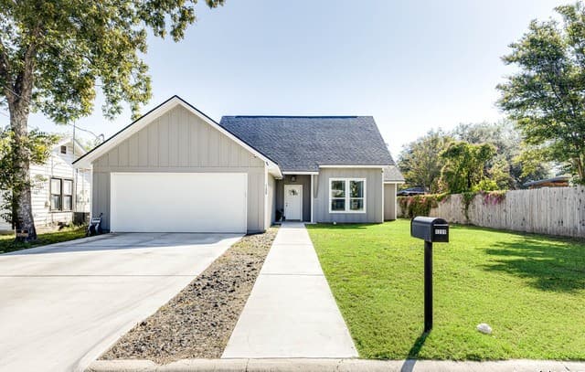 3-bedroom rental at 1209 Avenue K in Hondo, TX — photo 2