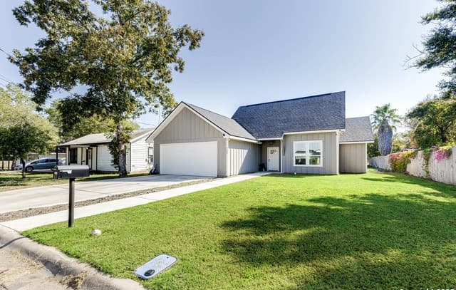 3-bedroom rental at 1209 Avenue K in Hondo, TX — photo 3