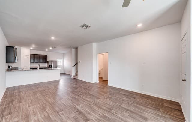 5-bedroom rental at 3003 Citron Gdn in Converse, TX — photo 3