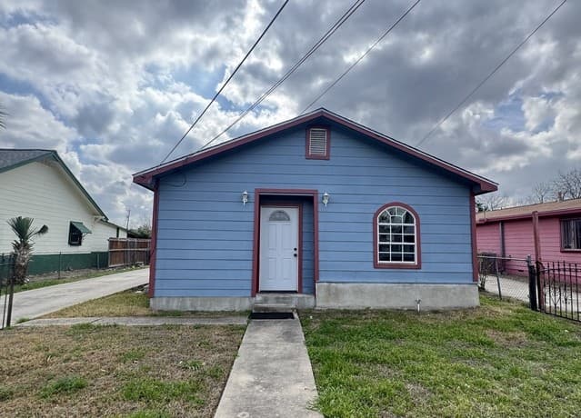 4-bedroom rental at 2906 W Poplar St in San Antonio, TX — photo 2