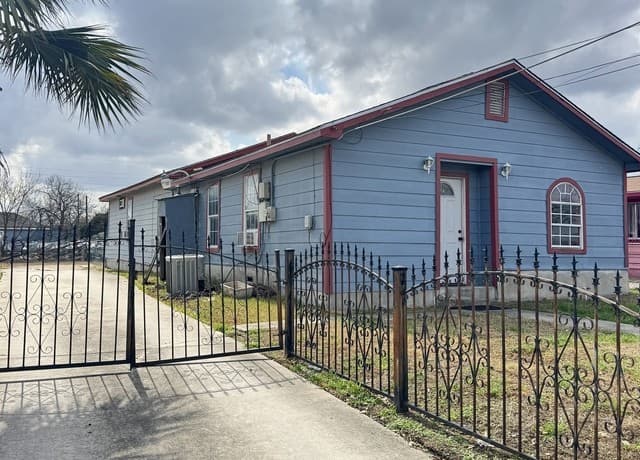 4-bedroom rental at 2906 W Poplar St in San Antonio, TX — photo 3