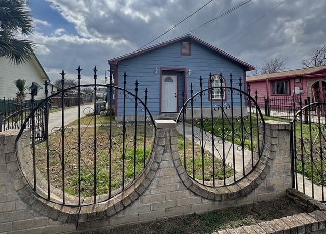 4-bedroom rental at 2906 W Poplar St in San Antonio, TX — photo 4