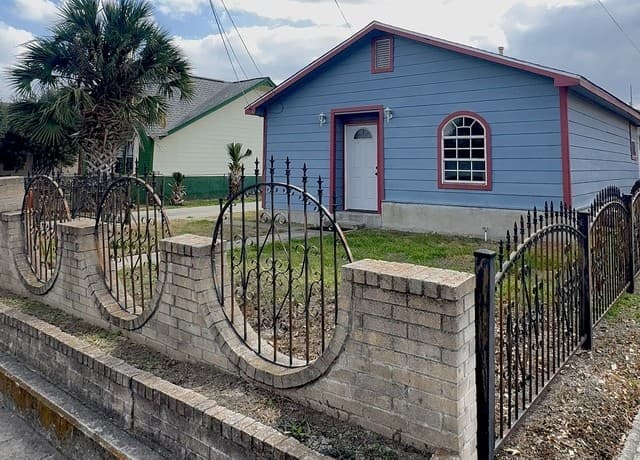 4-bedroom rental at 2906 W Poplar St in San Antonio, TX — photo 5