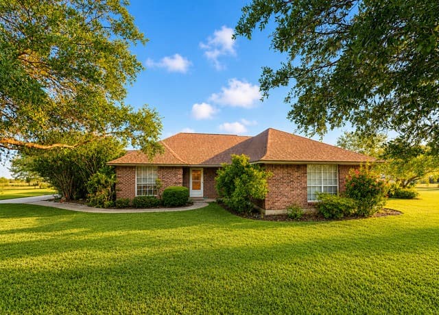 3-bedroom rental at 14885 Saint Hedwig in St Hedwig, TX — photo 2