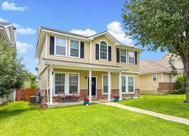 4-bedroom rental at 9614 Summer Vail in San Antonio, TX — photo 2