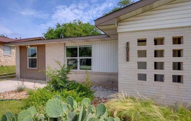 3-bedroom rental at 1011 Morey Peak Dr in San Antonio, TX — photo 2