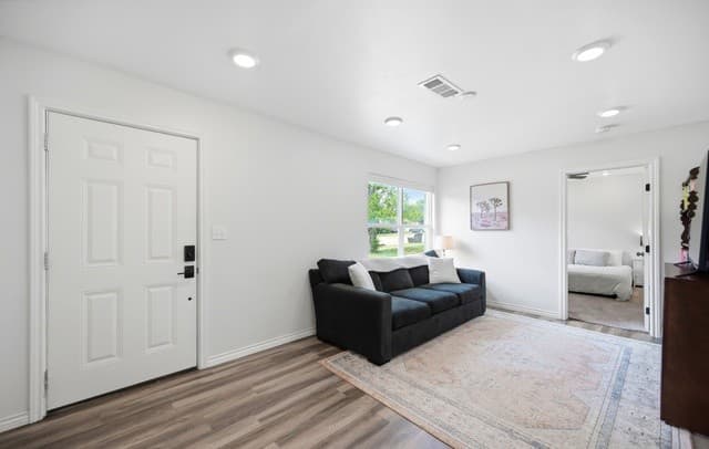 3-bedroom rental at 1011 Morey Peak Dr in San Antonio, TX — photo 4